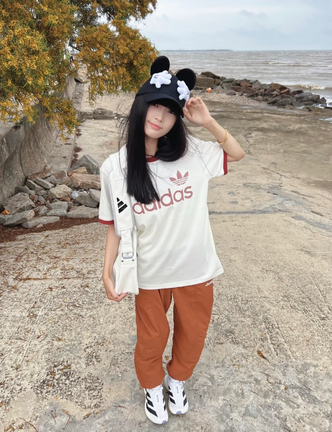 No watermark upper body rendering 𝟬𝟱𝟰𝟰#Exclusive real shot/difference between various stolen pictures and online version on the market [𝗮𝗱𝗶𝗱𝗮𝘀Adidas Clover & Wang Hexi Same Style Contrast Color Retro T-shirt] ✅This Retro Contrast Color T-shirt directly brings out the American Retro feel Classic round neck with contrasting edging design, available in white, red and dark gray colors. No matter skin color or body shape, men and women can easily choose the same style for couples! . ✅ Original mold opening, pure original/tag washed wheat ribbon individually coded/full set of 1:1 customized accessories ➕Customized three-label ➕𝗬𝘂𝗮𝗻 version of the tag ➕𝗹𝗼𝗴𝗼 packaging bag🔥 ➕Scan the QR code to enter the official website. Complete with three labels! Perfect Quality! Highly recommended! ✅Top version, ins Xiaohongshu Kuaishou = lots of bloggers’ outfits. ✅Adi’s absolute Hot Sale star Same Style details are online, feel free to compare! The iconic Adidas logo embellishes the chest, highlighting the brand's charm. Fixed color and classic three-bar stripes, classic will never go out of style! Versatile is not picky, the original model is perfect for the upper body, so buy it with your eyes closed! ✅Easily adaptable to various sports or daily leisure scenes. Whether you are running for fitness or hanging out on the street, it can keep you full of energy without losing the sense of fashion. ✅Complete sizes to meet the needs of different body shapes! Color; White Size S-XXL